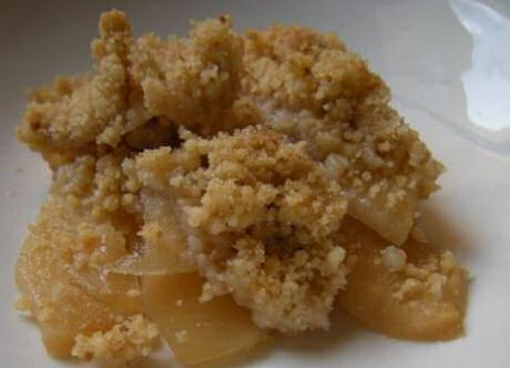 Vers gebakken appelcrumble volgens een recept van SOS Piet
