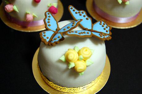 Stevig eiwit glazuur maken om vormpjes, bloemen, bladeren of vlinders te spuiten voor op cupcakes of taarten