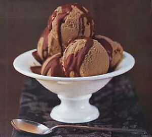 5 bollen kastanje ijs met chocoladesaus