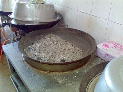 Kip koken in een hete work onder een zoutkorst in een als dusdanig geimproviseerde oven.